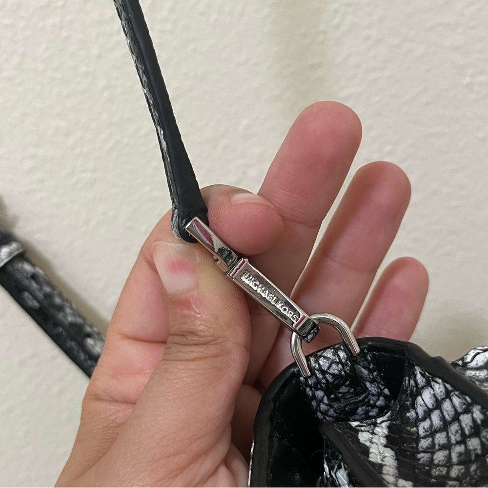 •MICHAEL KORS• Jet Set Charm Small Phone Crossbody Black White Grey Card Slots - Picture 8 of 16